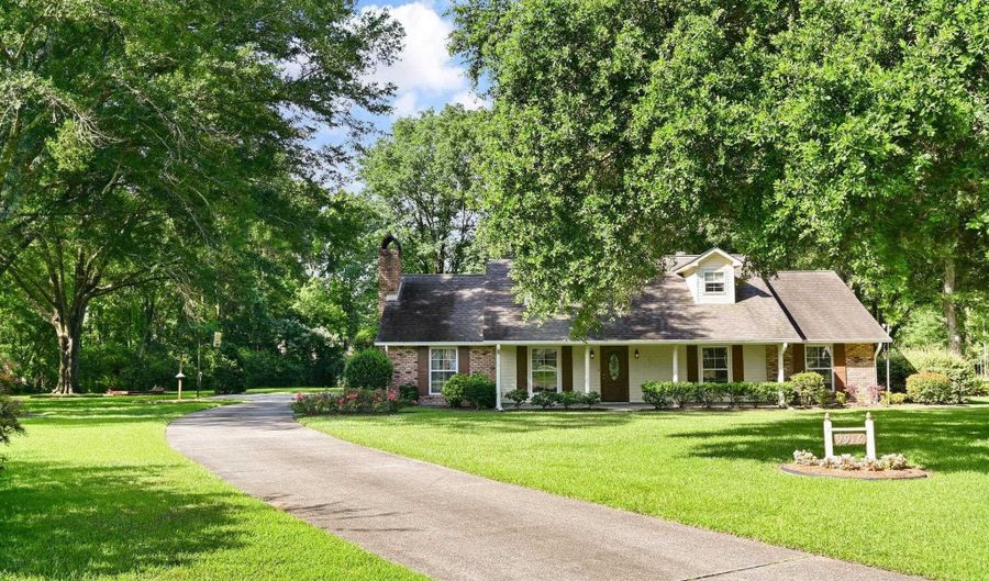 9916 La Paz Ct, Baton Rouge, LA 70818 - 3 Beds, 3 Bath