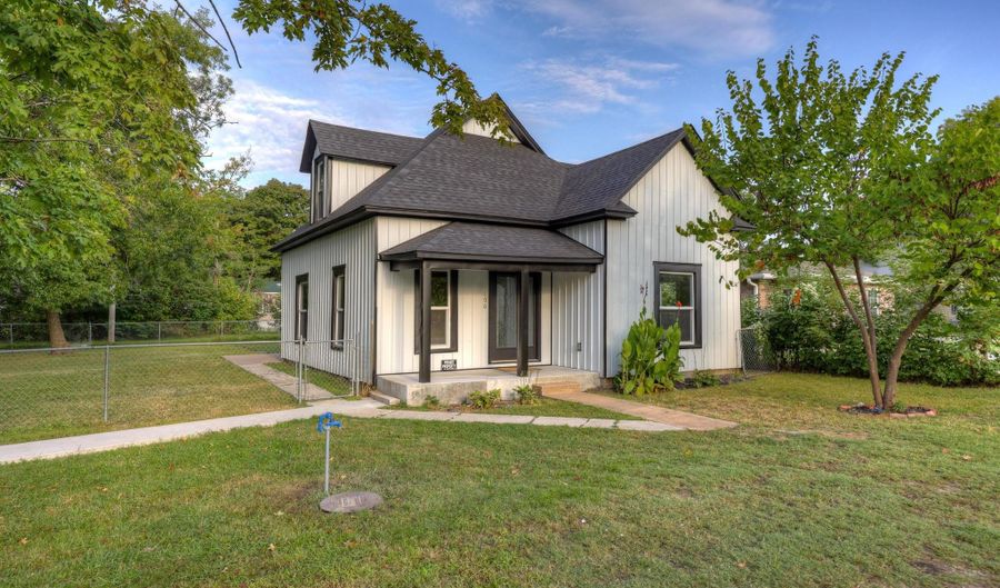 106 S Fox St, Alba, MO 64830 - 3 Beds, 2 Bath