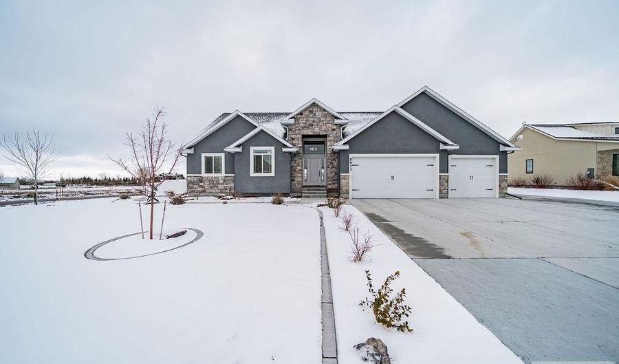 5433 Klamath Falls St, Ammon, ID 83406 - 6 Beds, 3 Bath