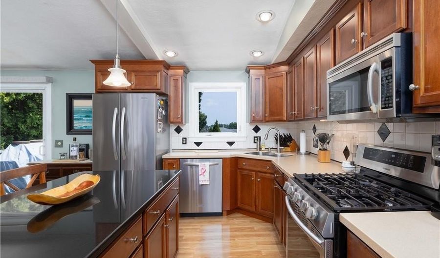 184 Vallette St, Cranston, RI 02920 - 3 Beds, 3 Bath