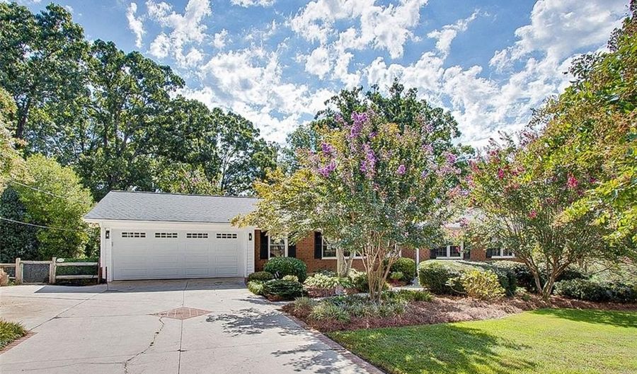 1201 Lindale Dr, Asheboro, NC 27205 - 3 Beds, 2 Bath