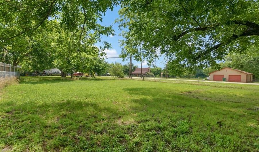 211 S Wickham St, Alvord, TX 76225 - 2 Beds, 1 Bath