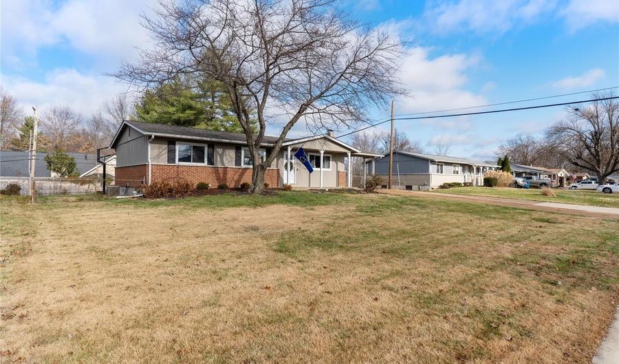 221 Windcliffe Dr, Ballwin, MO 63021 - 3 Beds, 2 Bath