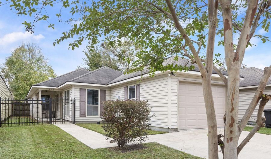 958 Sedona Pines Dr, Baton Rouge, LA 70816 - 3 Beds, 2 Bath