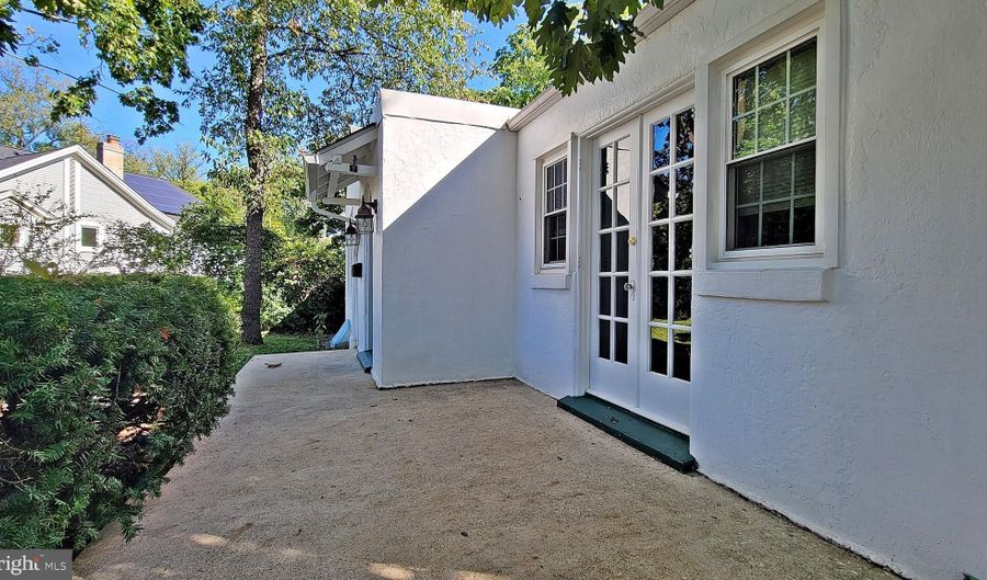 2619 JOYCE St S, Arlington, VA 22202 - 3 Beds, 2 Bath