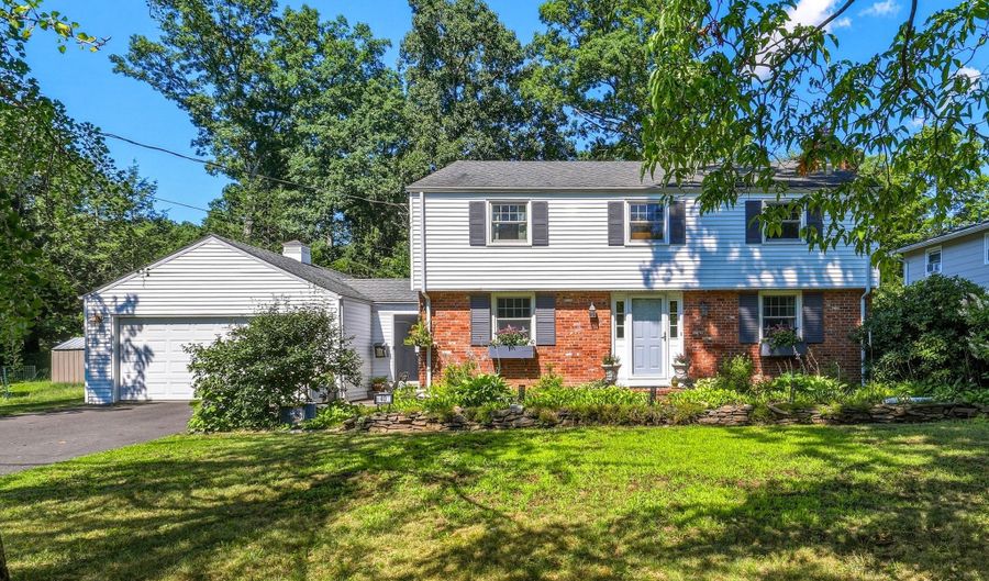 40 Vantana Dr, Bristol, CT 06010 - 4 Beds, 2 Bath