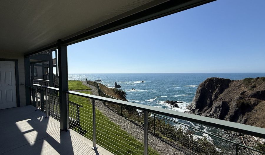 1305 MOORE St 402, Brookings, OR 97415 - 2 Beds, 2 Bath