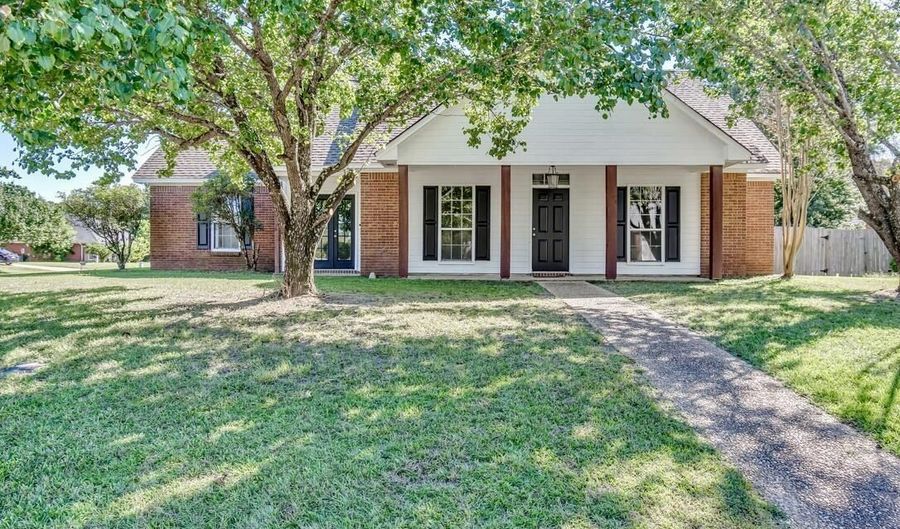 301 White Oak Dr, Brandon, MS 39047 - 3 Beds, 2 Bath