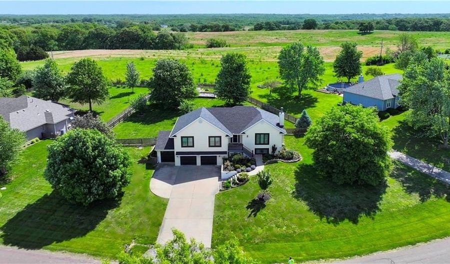 17700 157th St, Basehor, KS 66007 - 4 Beds, 3 Bath