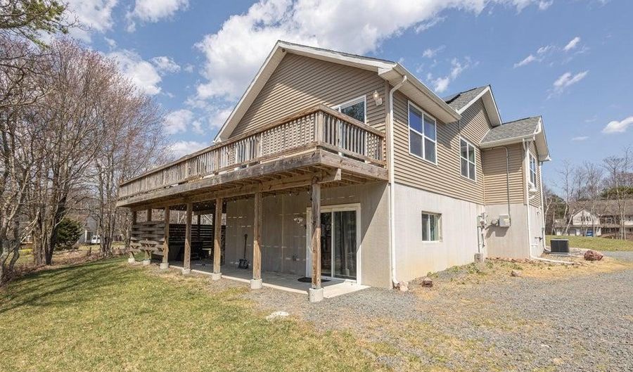 168 LAUREL Ln, Blakeslee, PA 18610 - 7 Beds, 3 Bath