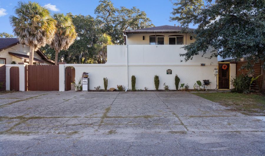 128 Lee St, Biloxi, MS 39530 - 3 Beds, 3 Bath