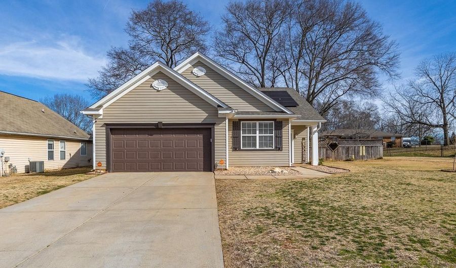 333 Stonewood Crossing Dr, Boiling Springs, SC 29316 - 3 Beds, 2 Bath