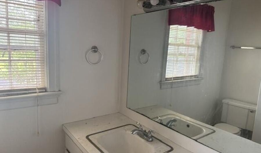 102 Pembroke Ave S, Ahoskie, NC 27910 - 0 Beds, 3 Bath