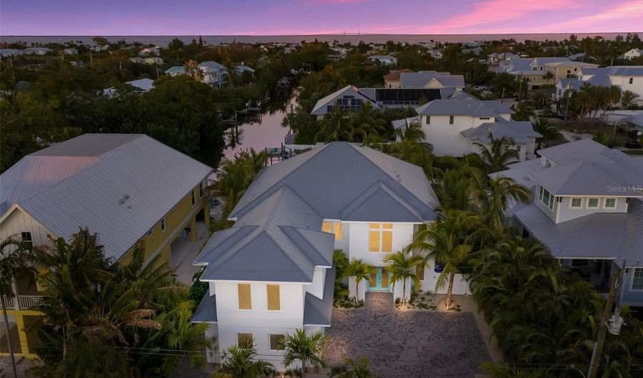 50 N SHORE Dr, Anna Maria, FL 34216 - 4 Beds, 5 Bath