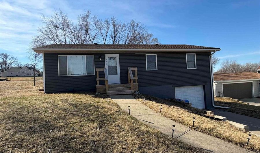 750 Main St, Akron, IA 51001 - 4 Beds, 2 Bath