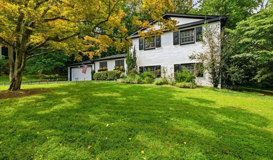 8906 TRANSUE Dr, Bethesda, MD 20817 - 4 Beds, 3 Bath