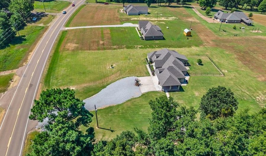 14103 Hwy 35 S, Batesville, MS 38606 - 3 Beds, 3 Bath