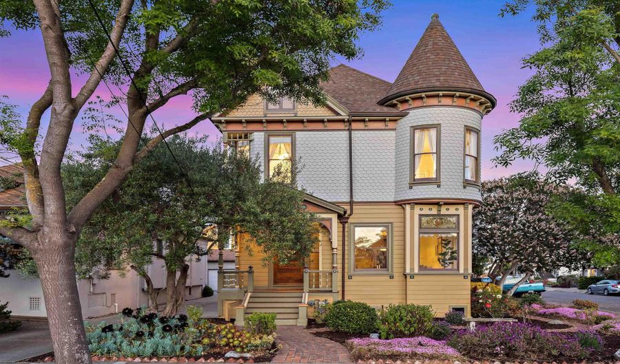 1024 Regent St, Alameda, CA 94501 - 5 Beds, 2 Bath