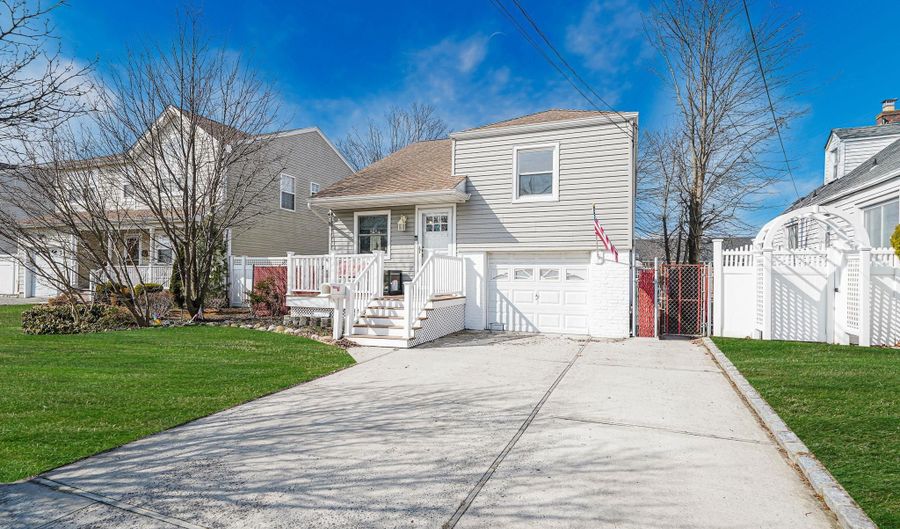 43 Coolidge Ave, Amity Harbor, NY 11701 - 3 Beds, 2 Bath