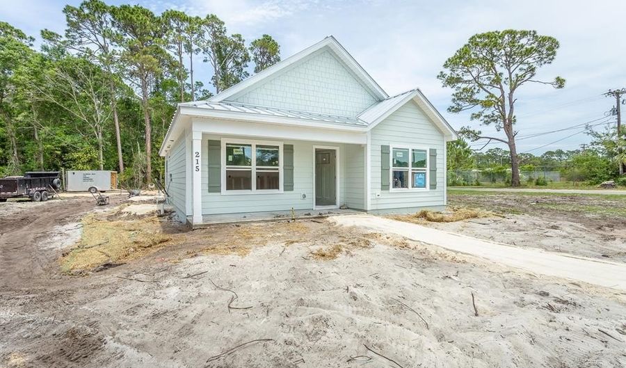 215 15th St, Apalachicola, FL 32320 - 3 Beds, 2 Bath