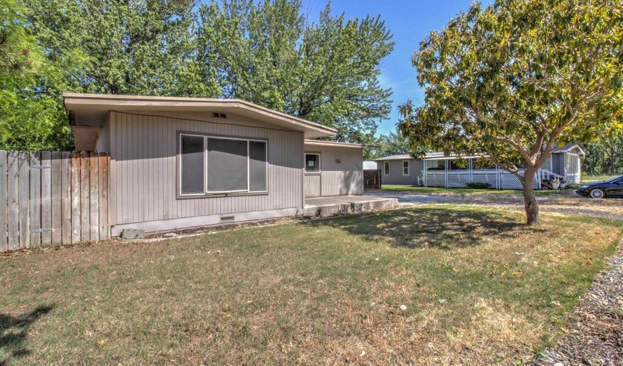 302 1st St, Benton City, WA 99320 - 3 Beds, 2 Bath