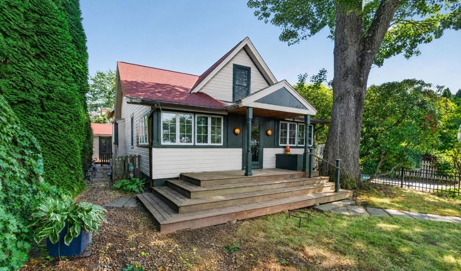 207 Pawson Rd, Branford, CT 06405 - 3 Beds, 1 Bath