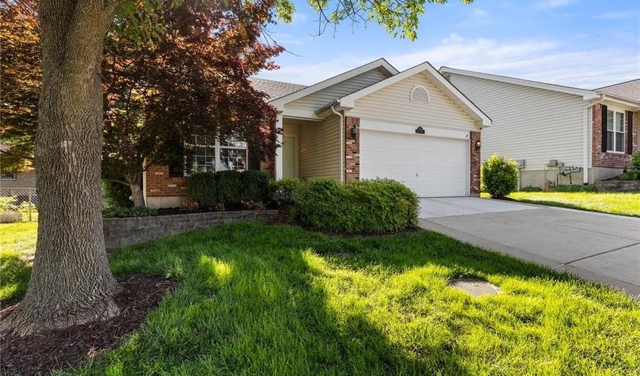 10140 Shapfield Ln, Affton, MO 63123 - 2 Beds, 3 Bath