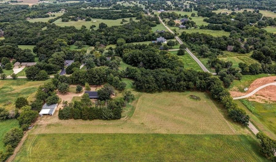 2017 E Chestnut Ave, Arkansas City, KS 67005 - 4 Beds, 4 Bath