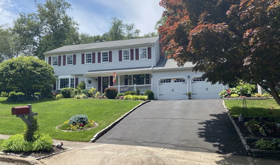 15 Royalwood Ct, Cheshire, CT 06410 - 5 Beds, 3 Bath
