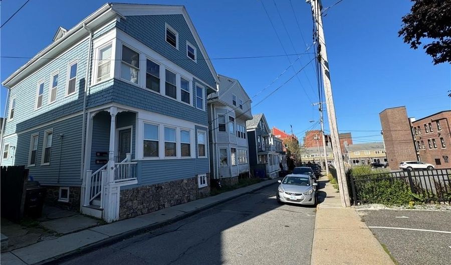 9 Ann St 2, Newport, RI 02840 - 5 Beds, 2 Bath