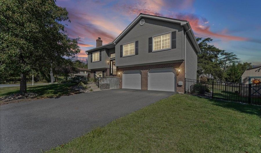 217 LINCOLN Dr, Reading, PA 19606 - 3 Beds, 2 Bath