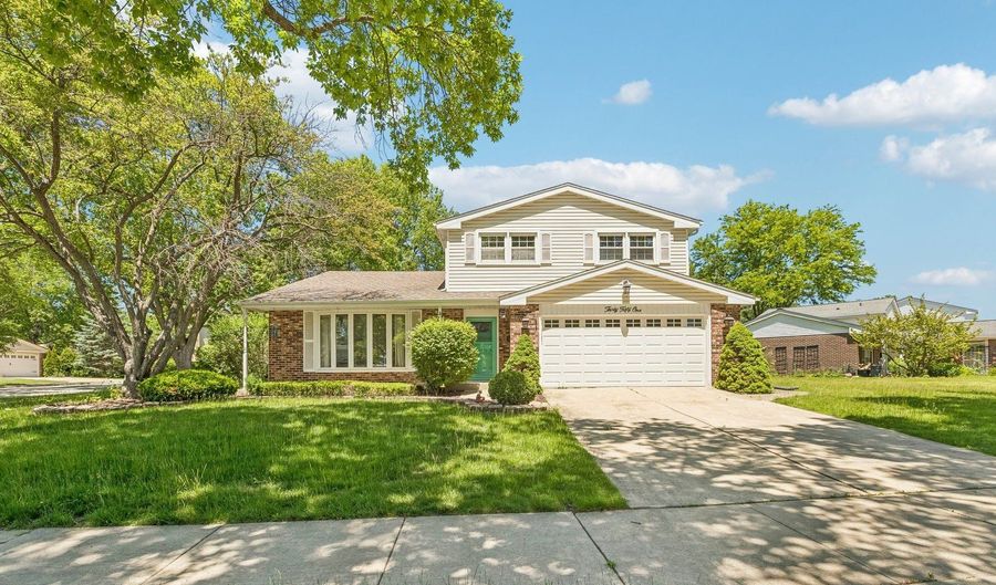 3051 N Huntington Dr, Arlington Heights, IL 60004 - 3 Beds, 3 Bath