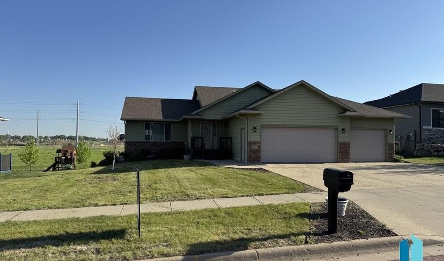 1600 E Liberty Cir, Brandon, SD 57005 - 5 Beds, 3 Bath