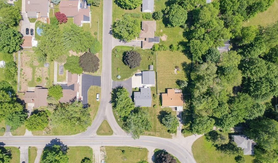 2439 Airport Rd, Adrian, MI 49221 - 3 Beds, 2 Bath