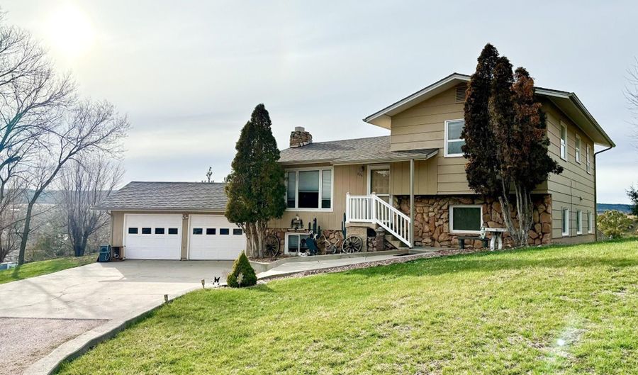304 Valley View Dr, Hot Springs, SD 57747 - 4 Beds, 2 Bath