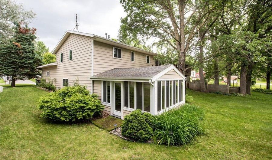 409 N Park St, Alexandria, MN 56308 - 4 Beds, 2 Bath