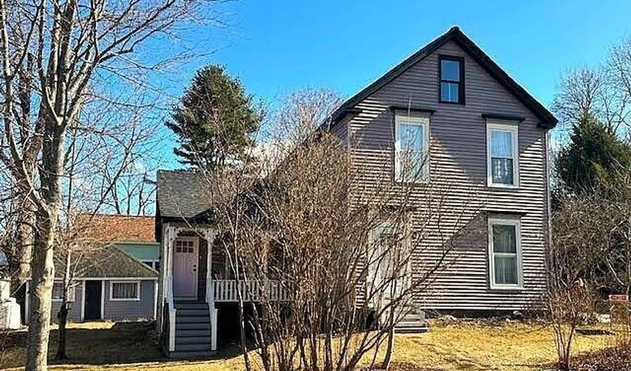 68 Park St, Belfast, ME 04915 - 2 Beds, 2 Bath