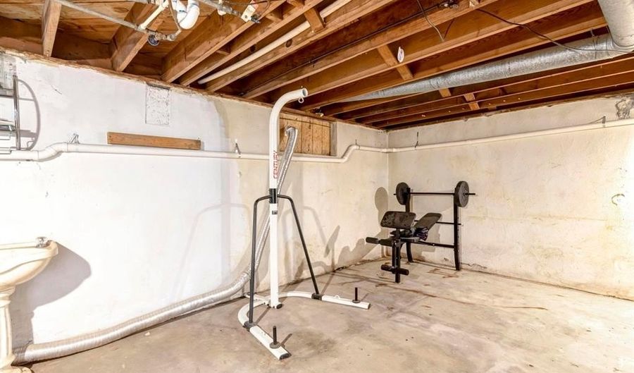 421 W College St, Aurora, MO 65605 - 4 Beds, 2 Bath