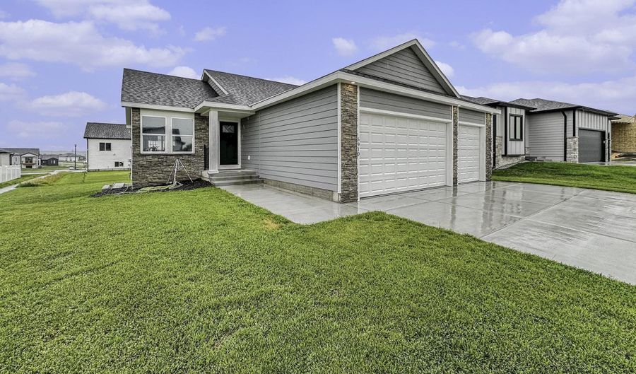 5910 SW 9th St, Lincoln, NE 68523 - 5 Beds, 3 Bath