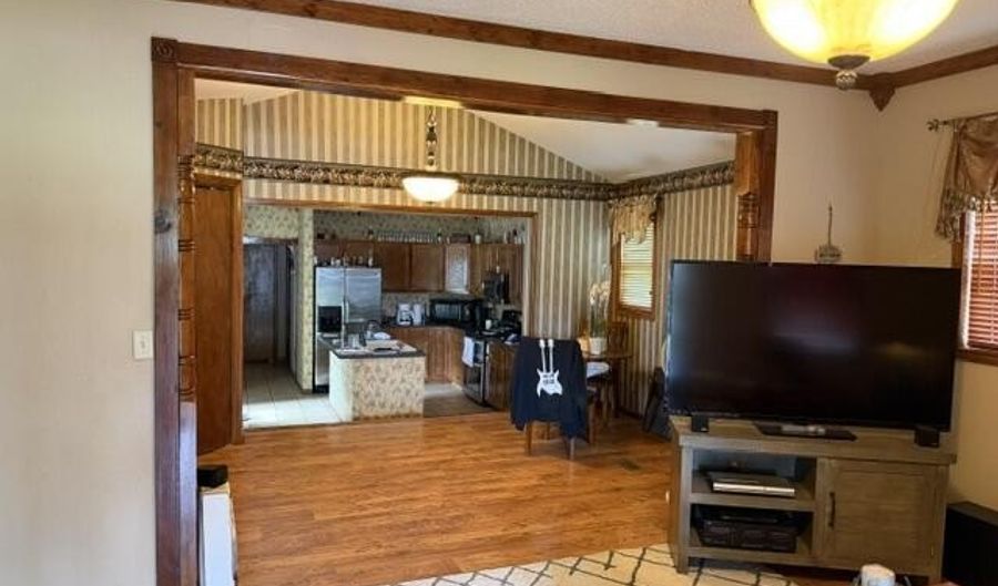 901 E 5th St, Altamont, KS 67330 - 4 Beds, 2 Bath