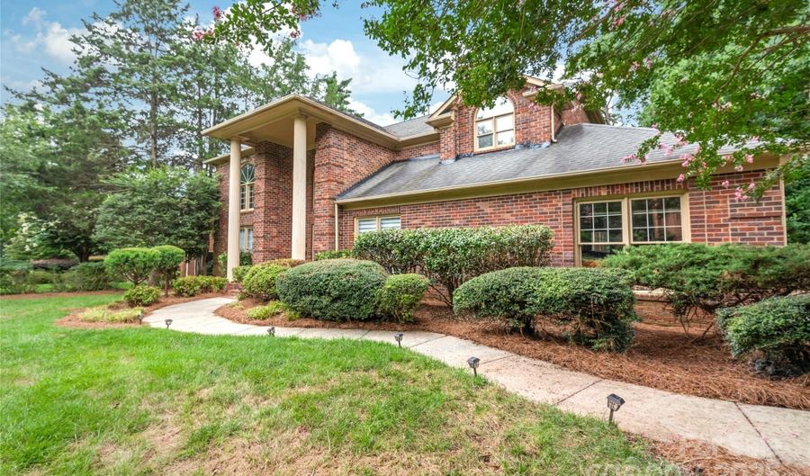 8600 Brownes Pond Ln, Charlotte, NC 28277 - 5 Beds, 4 Bath