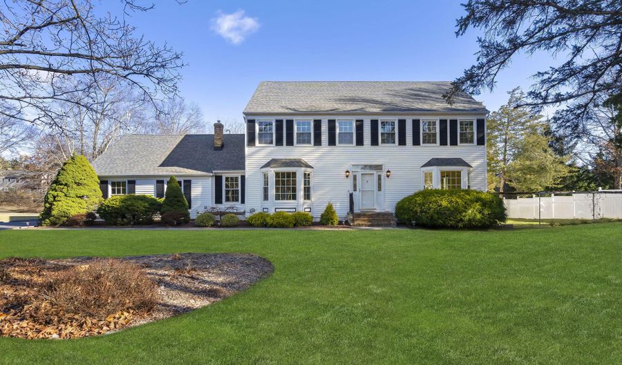 4 Westminster Dr, Annandale, NJ 08801 - 4 Beds, 3 Bath