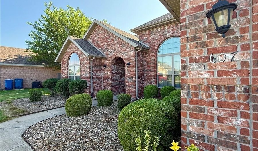 607 Wallstone Rd, Bentonville, AR 72712 - 3 Beds, 2 Bath