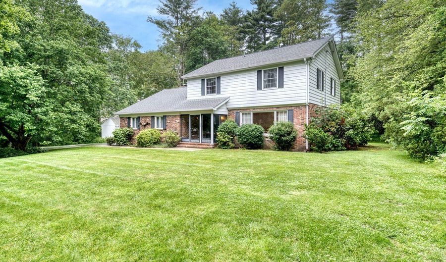 126 Grand View Ter, Brooklyn, CT 06234 - 4 Beds, 4 Bath