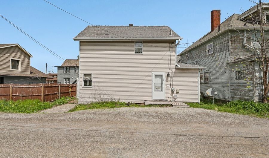 421 S Park Ave, Alliance, OH 44601 - 2 Beds, 2 Bath