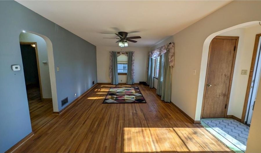 301 Giles Pl, Albert Lea, MN 56007 - 3 Beds, 2 Bath