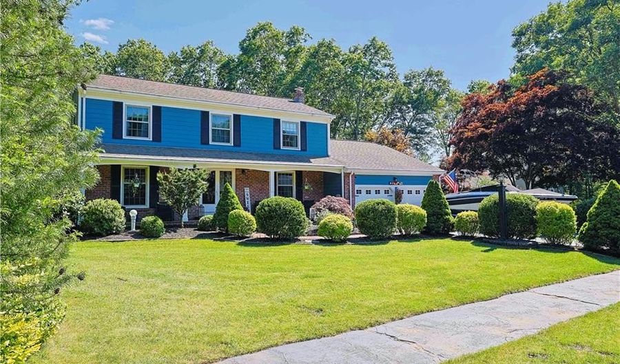 8 Winterberry Dr, Coventry, RI 02816 - 4 Beds, 3 Bath
