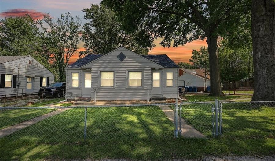 3208 Batson Dr, Alton, IL 62002 - 2 Beds, 2 Bath