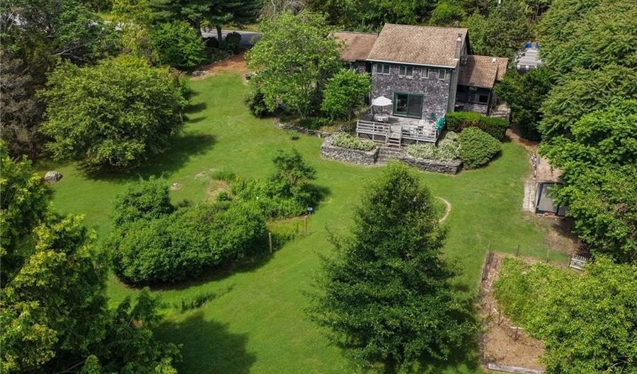 856 N Main Rd, Jamestown, RI 02835 - 3 Beds, 2 Bath