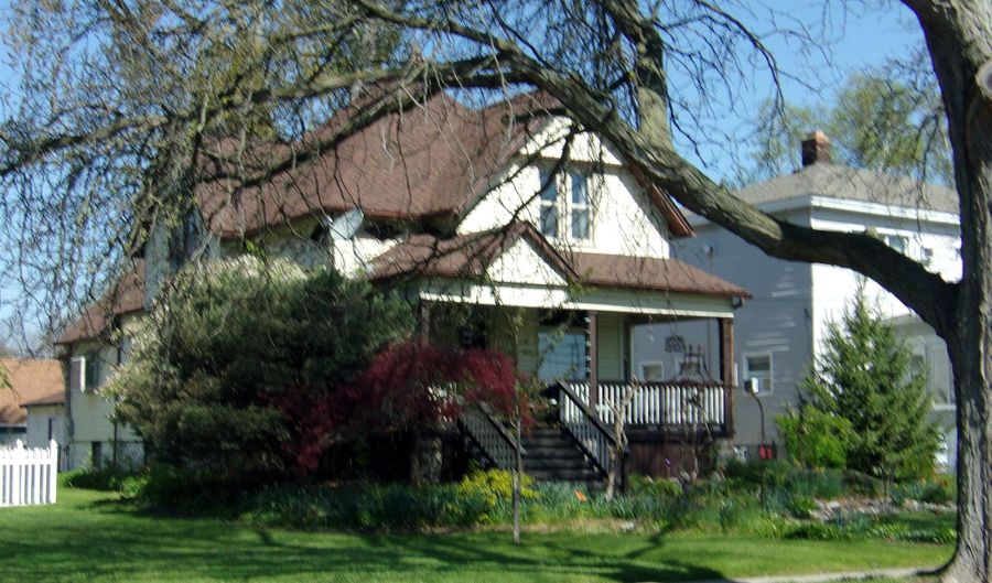 1713 St Clair River Dr, Algonac, MI 48001 - 3 Beds, 2 Bath